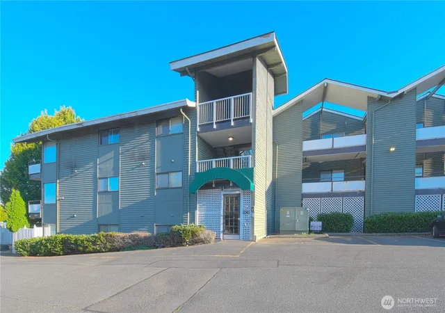 Photo 2 of Condo for sale at 7924 212th St Sw #313, Edmonds, WA 98026 | MLS# NWM2574546 | Listing updated on 2026-09-21