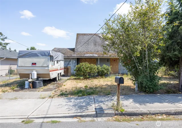Photo 3 of Sale Pending at 8207 S Sheridan Ave, Tacoma, WA 98408 | MLS# NWM2574562 | Listing updated on 2026-08-30