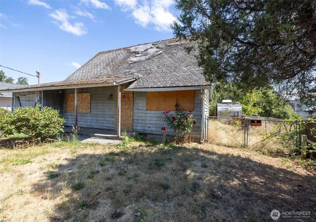 Photo 3 of Sale Pending at 8207 S Sheridan Ave, Tacoma, WA 98408 | MLS# NWM2574562 | Listing updated on 2026-08-30