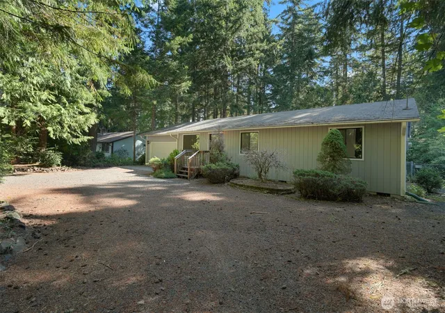 Photo 3 of Single family home for sale at 620 E Aycliffe Dr, Shelton, WA 98584 | MLS# NWM2574579 | Listing updated on 2026-09-25