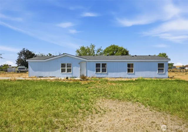 Photo 3 of Manufactured home for sale at 6102 Road 3 Ne, Moses Lake, WA 98837 | MLS# NWM2574617 | Listing updated on 2026-10-02