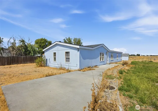 Photo 3 of Manufactured home for sale at 6102 Road 3 Ne, Moses Lake, WA 98837 | MLS# NWM2574617 | Listing updated on 2026-10-02
