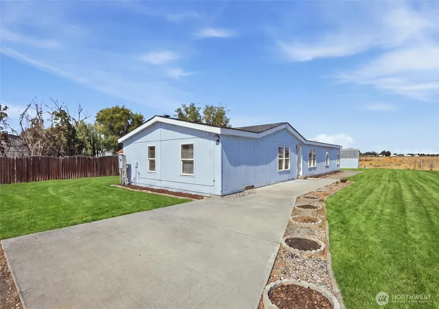 Photo 4 of Manufactured home for sale at 6102 Road 3 Ne, Moses Lake, WA 98837 | MLS# NWM2574617 | Listing updated on 2026-10-02