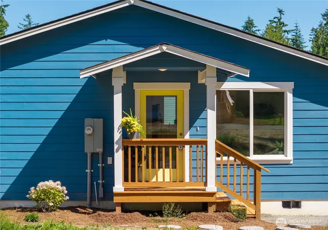 Photo 1 of Single family home for sale at 6884 Helena St, Clinton, WA 98236 | MLS# NWM2574624 | Listing updated on 2026-09-25