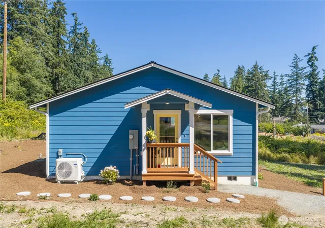Photo 2 of Single family home for sale at 6884 Helena St, Clinton, WA 98236 | MLS# NWM2574624 | Listing updated on 2026-09-25