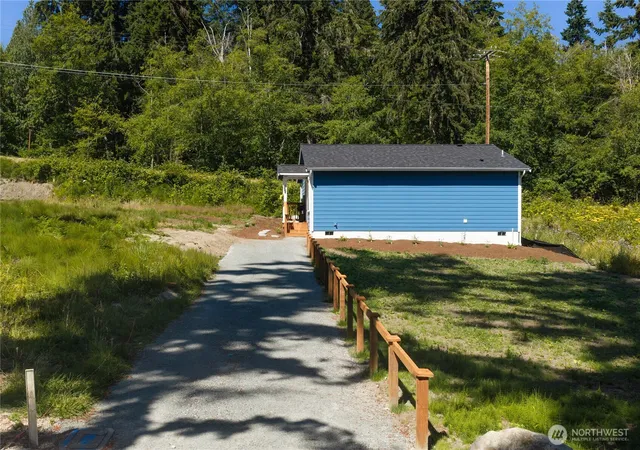 Photo 3 of Single family home for sale at 6884 Helena St, Clinton, WA 98236 | MLS# NWM2574624 | Listing updated on 2026-09-25