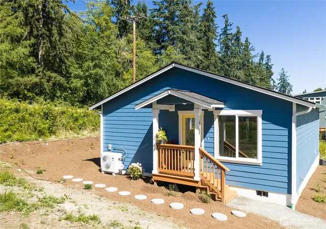 Photo 3 of Single family home for sale at 6884 Helena St, Clinton, WA 98236 | MLS# NWM2574624 | Listing updated on 2026-09-25