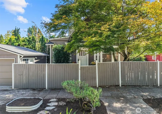 Photo 2 of Single family home for sale at 324 27th Avenue E, Seattle, WA 98112 | MLS# NWM2574633 | Listing updated on 2026-10-02