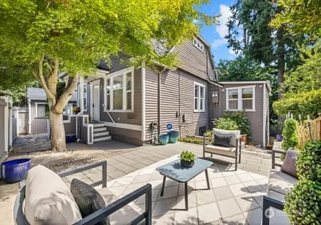 Photo 3 of Single family home for sale at 324 27th Avenue E, Seattle, WA 98112 | MLS# NWM2574633 | Listing updated on 2026-10-02