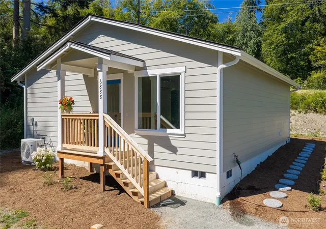 Photo 1 of Single family home for sale at 6888 Helena St, Clinton, WA 98236 | MLS# NWM2574637 | Listing updated on 2026-09-25