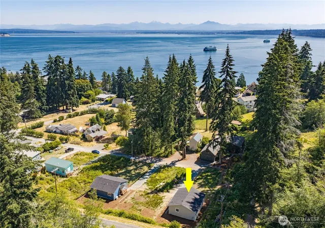 Photo 3 of Single family home for sale at 6888 Helena St, Clinton, WA 98236 | MLS# NWM2574637 | Listing updated on 2026-09-25