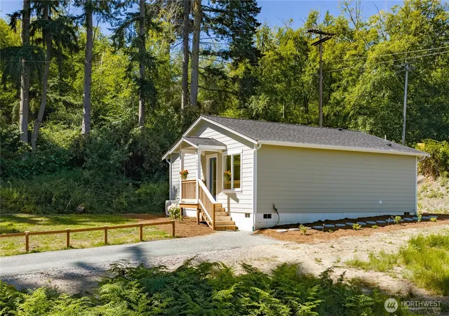 Photo 3 of Single family home for sale at 6888 Helena St, Clinton, WA 98236 | MLS# NWM2574637 | Listing updated on 2026-09-25