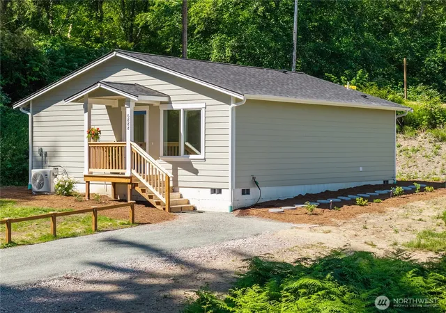 Photo 4 of Single family home for sale at 6888 Helena St, Clinton, WA 98236 | MLS# NWM2574637 | Listing updated on 2026-09-25