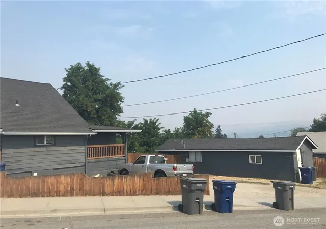 Photo 3 of House for sale at 541 Walker Ave, Wenatchee, WA 98801 | MLS# NWM2574645 | Listing updated on 2026-09-25