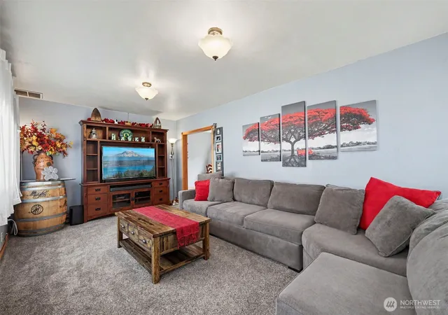 Photo 3 of Single family home for sale at 202 E St Sw, Auburn, WA 98001 | MLS# NWM2574652 | Listing updated on 2026-09-24