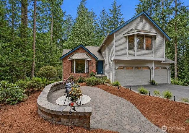 Photo 3 of Single family home for sale at 20525 Ne 68Th St, Redmond, WA 98053 | MLS# NWM2574681 | Listing updated on 2026-10-02