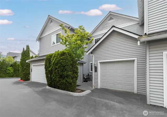 Photo 3 of Townhouse for sale at 945 232nd Pl Ne #945, Sammamish, WA 98074 | MLS# NWM2574699 | Listing updated on 2026-10-01