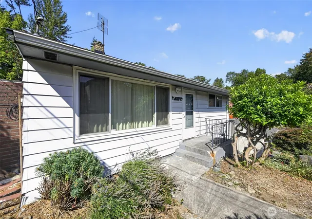 Photo 3 of Sale Pending at 2854 S Juneau St, Seattle, WA 98108 | MLS# NWM2574729 | Listing updated on 2026-09-22