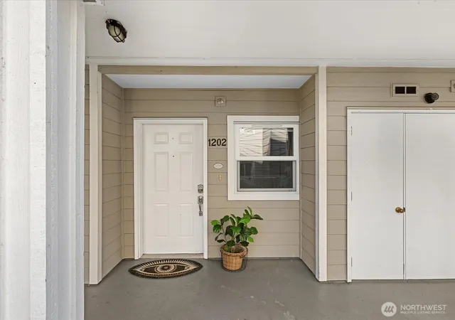 Photo 2 of Condo for sale at 1318 37th St #1202, Everett, WA 98201 | MLS# NWM2574732 | Listing updated on 2026-09-17