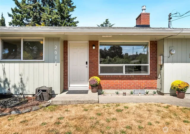 Photo 3 of Single Family Residence at 2011 8Th Ave Se, Puyallup, WA 98372 | MLS# NWM2574749 | | Sold on 2026-10-01