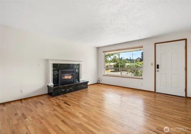 Photo 4 of Single Family Residence at 2011 8Th Ave Se, Puyallup, WA 98372 | MLS# NWM2574749 | | Sold on 2026-10-01