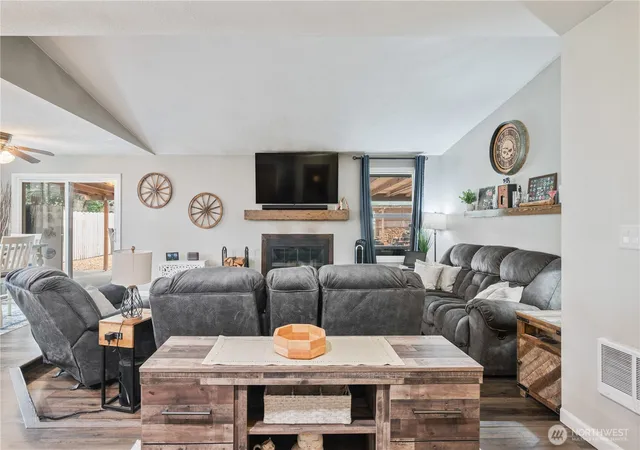 Photo 3 of Sale Pending at 3436 Ohio St, Longview, WA 98632 | MLS# NWM2574789 | Listing updated on 2026-10-01