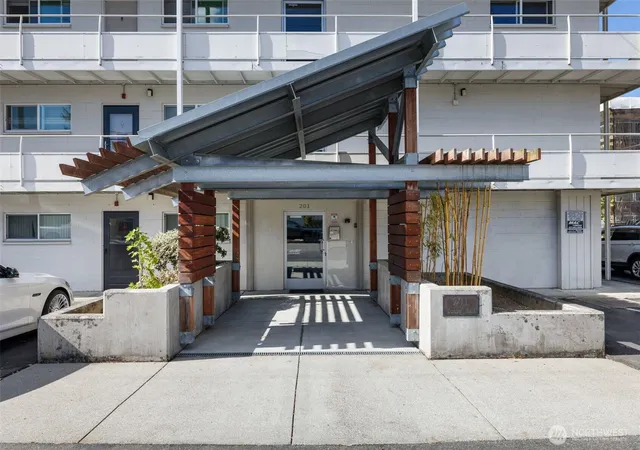 Photo 2 of Condo for sale at 201 2nd St S #201, Kirkland, WA 98033 | MLS# NWM2574819 | Listing updated on 2026-09-25