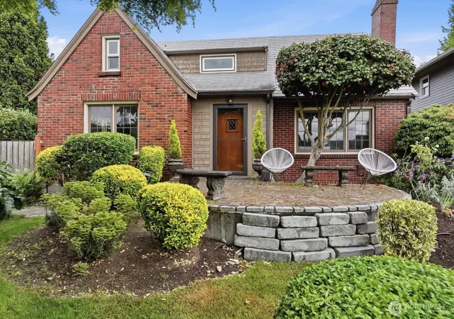 Photo 3 of Single family home for sale at 1560 28th Avenue W, Seattle, WA 98199 | MLS# NWM2574820 | Listing updated on 2026-09-23