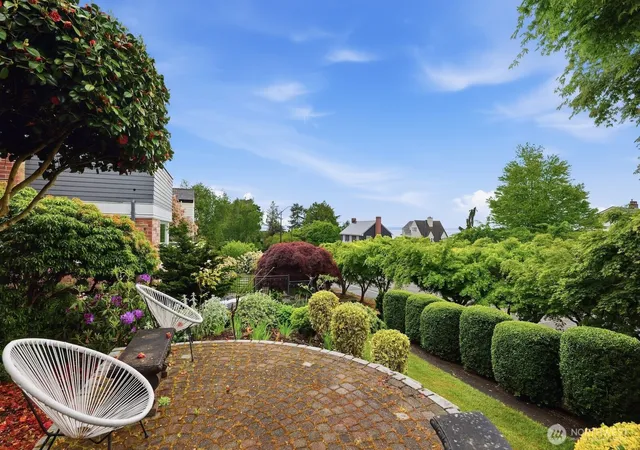 Photo 4 of Single family home for sale at 1560 28th Avenue W, Seattle, WA 98199 | MLS# NWM2574820 | Listing updated on 2026-09-23
