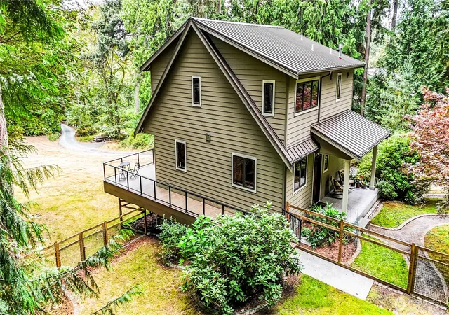 Photo 1 of Sale Pending at 8039 Cultus Bay Rd, Clinton, WA 98236 | MLS# NWM2574851 | Listing updated on 2026-09-23