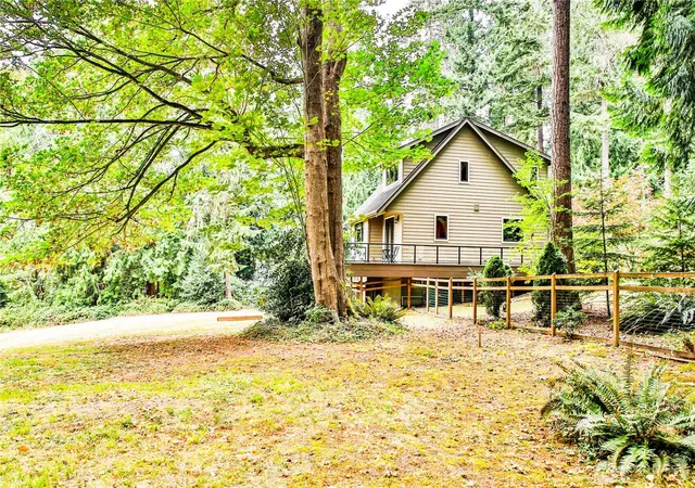 Photo 3 of Sale Pending at 8039 Cultus Bay Rd, Clinton, WA 98236 | MLS# NWM2574851 | Listing updated on 2026-09-23