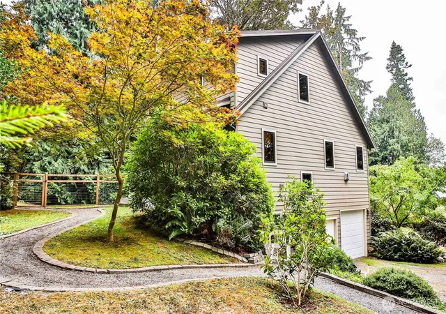 Photo 3 of Sale Pending at 8039 Cultus Bay Rd, Clinton, WA 98236 | MLS# NWM2574851 | Listing updated on 2026-09-23