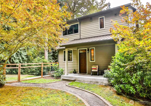 Photo 4 of Sale Pending at 8039 Cultus Bay Rd, Clinton, WA 98236 | MLS# NWM2574851 | Listing updated on 2026-09-23