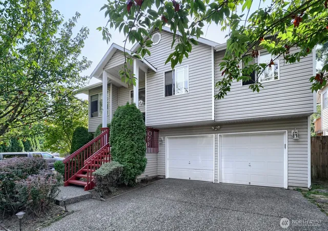 Photo 3 of Single family home for sale at 620 90th St Sw, Everett, WA 98204 | MLS# NWM2574882 | Listing updated on 2026-09-25