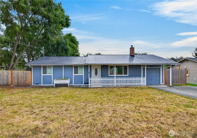Photo 1 of Single family home for sale at 854 Sw Heller St, Oak Harbor, WA 98277 | MLS# NWM2574890 | Listing updated on 2026-09-28