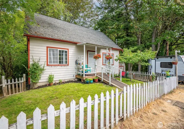 Photo 2 of Single family home for sale at 817 Kendall St, Port Orchard, WA 98366 | MLS# NWM2574896 | Listing updated on 2026-09-25
