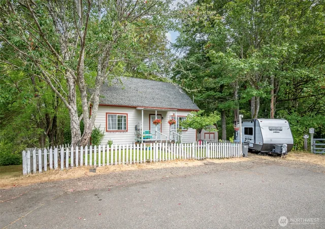 Photo 3 of Single family home for sale at 817 Kendall St, Port Orchard, WA 98366 | MLS# NWM2574896 | Listing updated on 2026-09-25