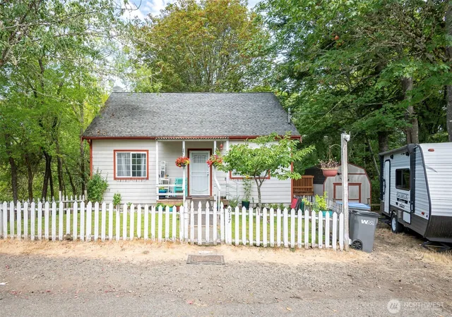 Photo 3 of Single family home for sale at 817 Kendall St, Port Orchard, WA 98366 | MLS# NWM2574896 | Listing updated on 2026-09-25
