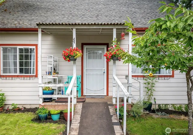 Photo 4 of Single family home for sale at 817 Kendall St, Port Orchard, WA 98366 | MLS# NWM2574896 | Listing updated on 2026-09-25