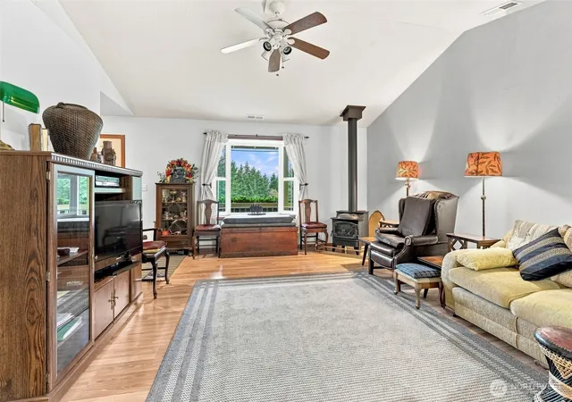 Photo 4 of Single family home for sale at 10 Par Dr, Cathlamet, WA 98612 | MLS# NWM2574906 | Listing updated on 2026-09-25