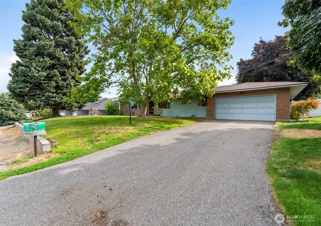 Photo 2 of Single family home for sale at 1605 N Ashland Ave, East Wenatchee, WA 98802 | MLS# NWM2574922 | Listing updated on 2026-09-30