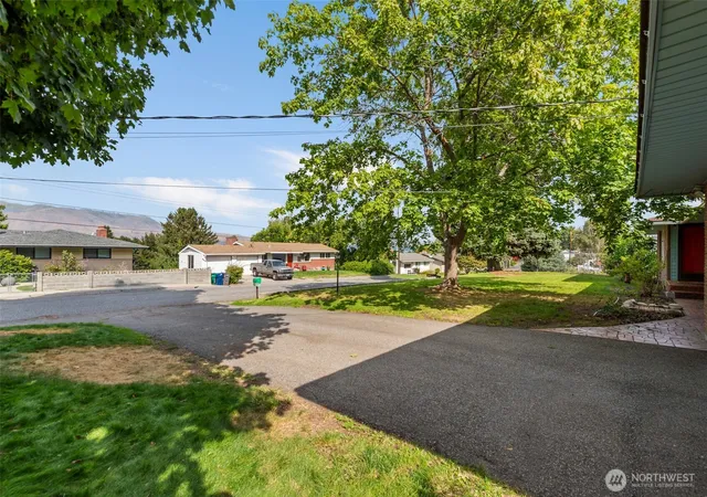 Photo 3 of Single family home for sale at 1605 N Ashland Ave, East Wenatchee, WA 98802 | MLS# NWM2574922 | Listing updated on 2026-09-30