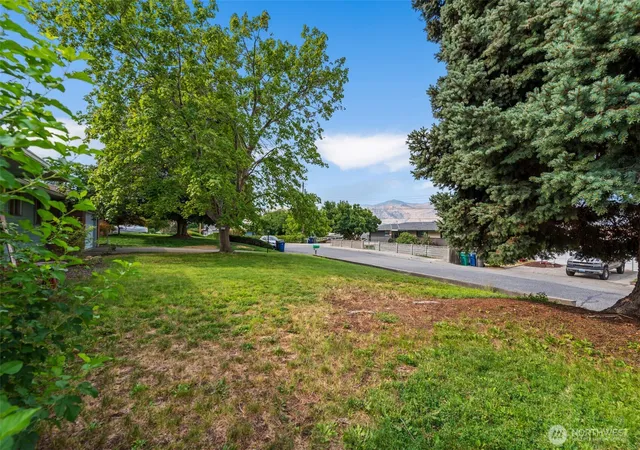 Photo 3 of Single family home for sale at 1605 N Ashland Ave, East Wenatchee, WA 98802 | MLS# NWM2574922 | Listing updated on 2026-09-30