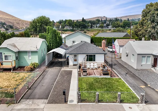 Photo 1 of Single family home for sale at 145 Nw F St, Ephrata, WA 98823 | MLS# NWM2574938 | Listing updated on 2026-09-25