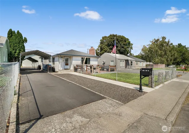 Photo 3 of Single family home for sale at 145 Nw F St, Ephrata, WA 98823 | MLS# NWM2574938 | Listing updated on 2026-09-25