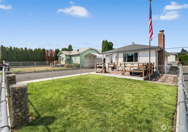 Photo 3 of Single family home for sale at 145 NW F St, Ephrata, WA 98823 | MLS# NWM2574938 | Listing updated on 2026-09-25