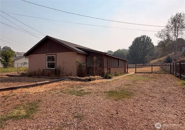 Photo 2 of Sale Pending at 210 Whitcomb Ave N, Tonasket, WA 98855 | MLS# NWM2574942 | Listing updated on 2026-09-25