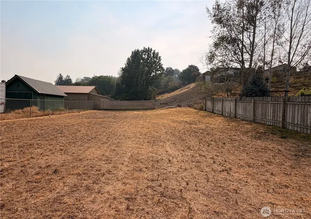 Photo 3 of Sale Pending at 210 Whitcomb Ave N, Tonasket, WA 98855 | MLS# NWM2574942 | Listing updated on 2026-09-25