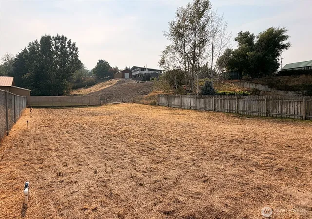 Photo 4 of Sale Pending at 210 Whitcomb Ave N, Tonasket, WA 98855 | MLS# NWM2574942 | Listing updated on 2026-09-25
