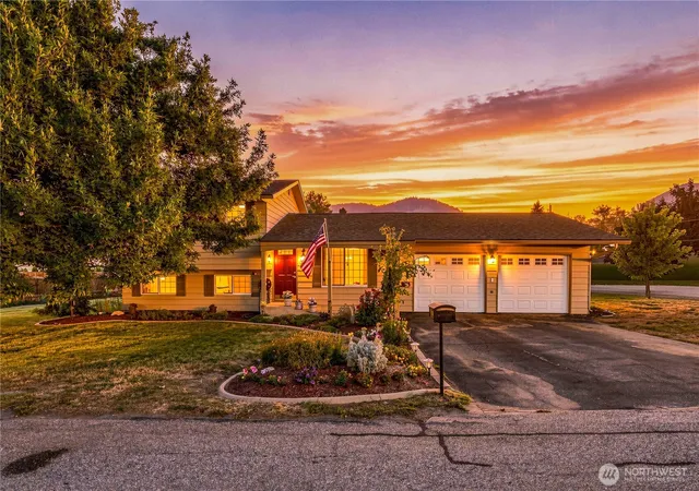 Photo 1 of Single family home for sale at 107 Oak St, Cashmere, WA 98815 | MLS# NWM2574950 | Listing updated on 2026-09-26